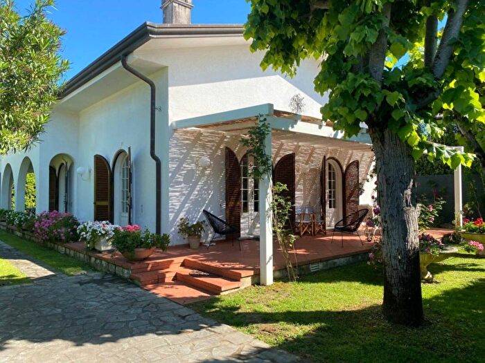 Casa quadrilocale in affitto in via scassicarli, Centro, Forte dei Marmi