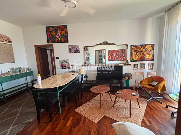 Appartamento trilocale in affitto in Viale Luigi Torelli, Farini, Milano