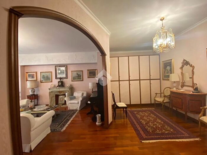 Appartamento con 5 locali in vendita in Via Enea, Roma