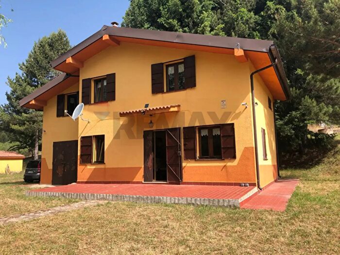 Casa con 8 locali in vendita in Contrada Agnarella, San Giovanni In Fiore