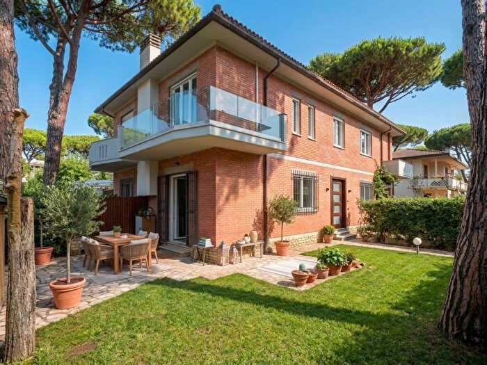Casa con 5 locali in vendita in Via Medaglie d'Oro, Lido di Camaiore, Camaiore