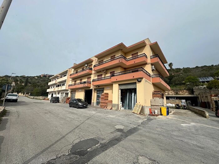 Appartamento con 5 locali in vendita in Via Passo Gatta a, Modica