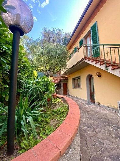 Casa con 9 locali in vendita in Vinci