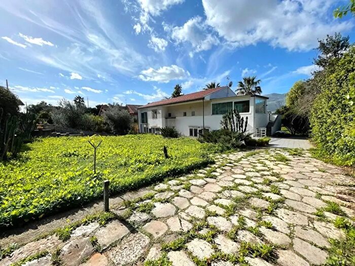 Casa con 9 locali in vendita in Via Marinai Alliata b, Palermo