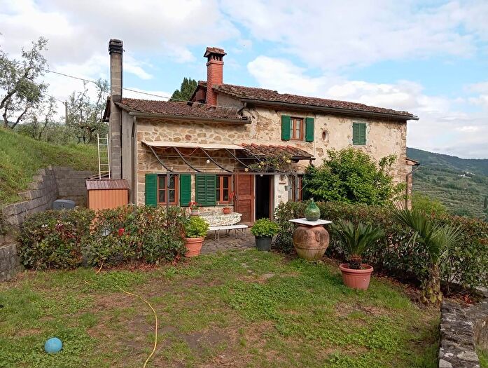 Casa con 7 locali in vendita in Pistoia