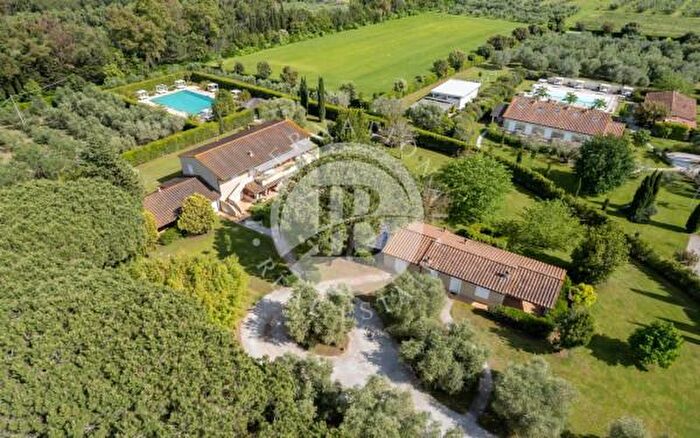 Casa con 6 locali in vendita in Viale Italia, Castagneto Carducci