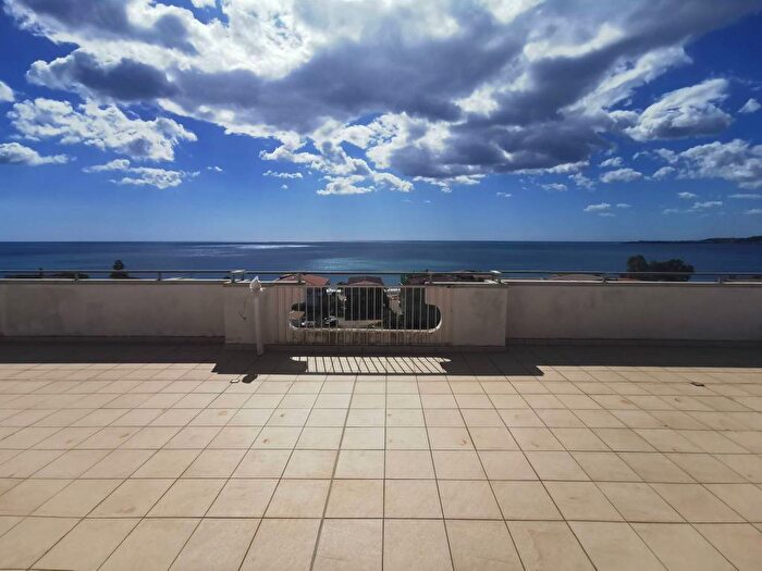 Casa quadrilocale in affitto in Via Fratelli Bandiera, Montepaone Lido, Montepaone