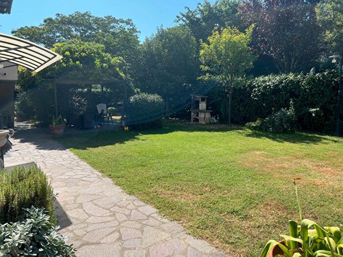 Casa con 8 locali in vendita in Montemurlo