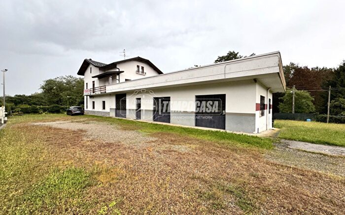 Casa con 9 locali in vendita in Via Valle dAosta, Mongrando