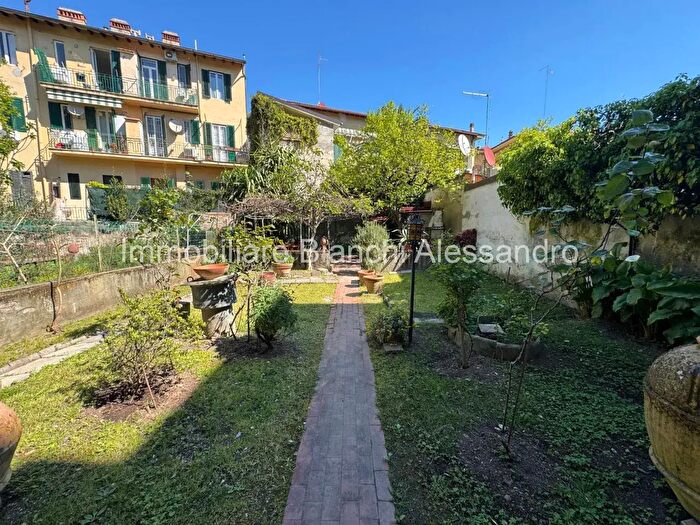 Appartamento con 5 locali in vendita in Via Enrico Petrella, Firenze