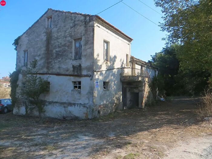 Casa con 5 locali in vendita in Via Fontottone, Monte San Giusto