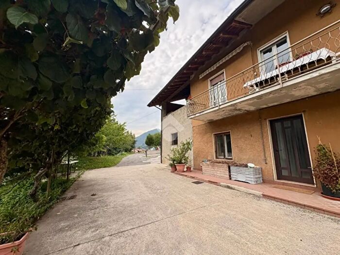 Casa con 8 locali in vendita in Via S Fermo, Pradalunga