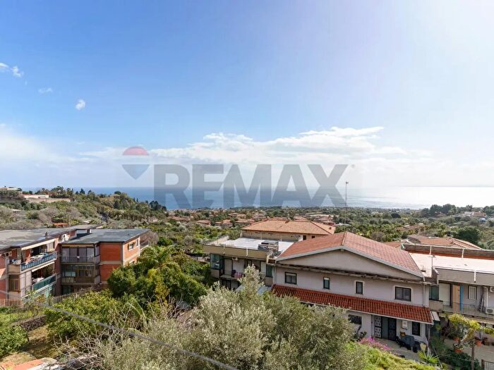 Appartamento quadrilocale in vendita in Via Tripoli, Aci Castello