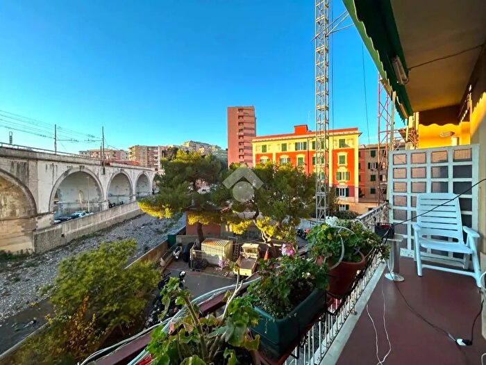 Appartamento quadrilocale in vendita in Via Brigata Salerno, Genova