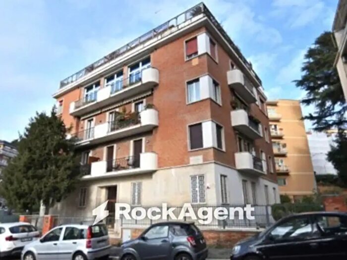 Appartamento trilocale in vendita in Viale delle Medaglie d'Oro, Roma