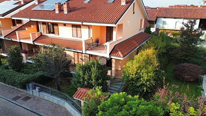 Casa con 7 locali in vendita in Via Cavour, Poirino