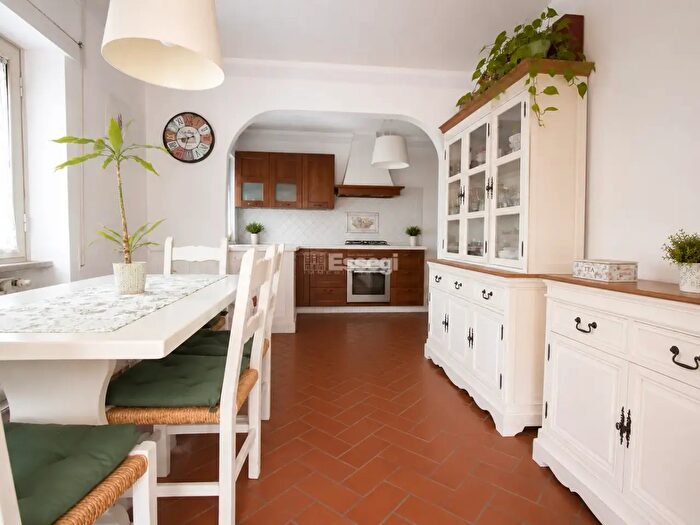 Appartamento con 7 locali in vendita in Viale San Concordio, Lucca