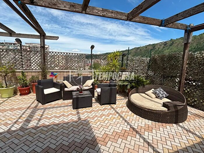 Appartamento con 5 locali in vendita in Via Rigoletto, Napoli