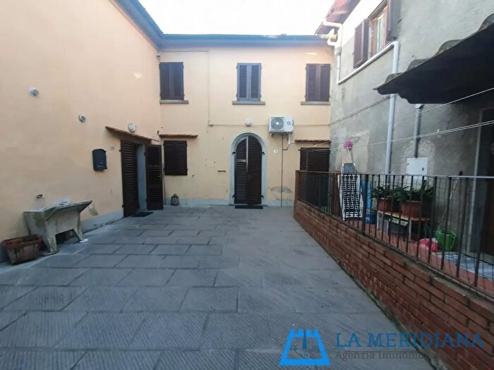 Casa con 9 locali in vendita in Lamporecchio