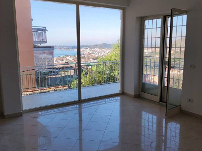 Appartamento con 5 locali in affitto in Traversa Coste dAgnano Prima, Pozzuoli Alta, Pozzuoli