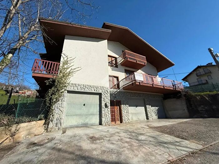 Casa con 10 locali in vendita in Località Monastero di Sotto, Monastero Di Lanzo