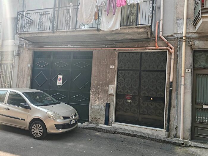 Casa con 8 locali in vendita in Paterno