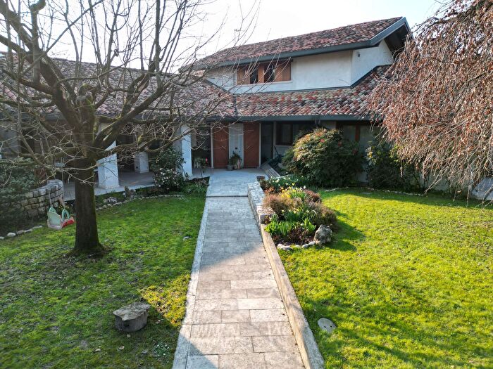 Casa con 11 locali in vendita in Sacile