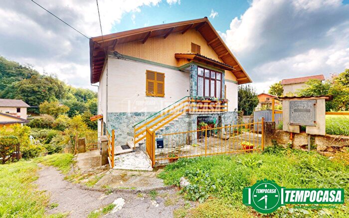 Casa quadrilocale in vendita in Via Umberto I, Morbello