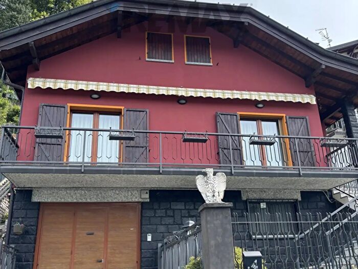 Casa con 5 locali in vendita in Dizzasco