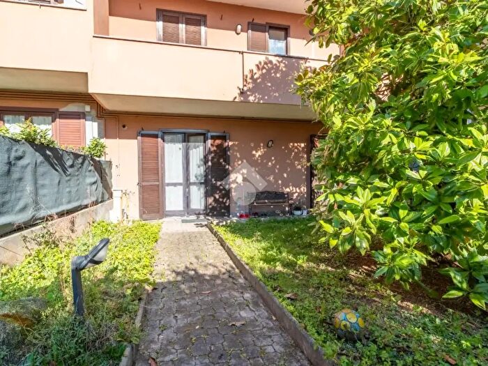 Appartamento quadrilocale in vendita in Via Montello, Macherio