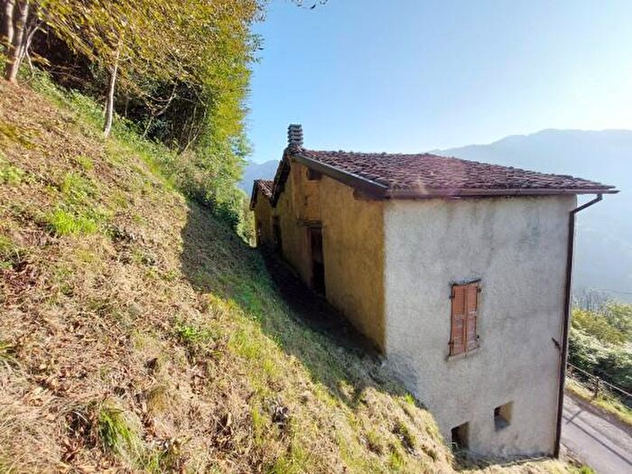 Casa con 6 locali in vendita in Pertica Bassa