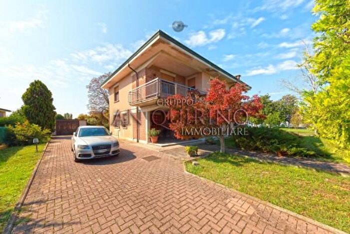 Casa con 5 locali in vendita in Via Benedetto Croce, Luzzara