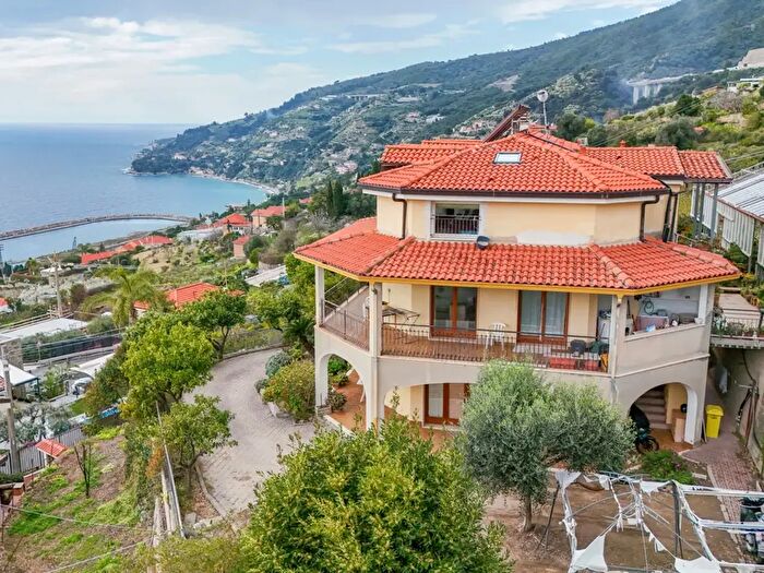 Casa con 15 locali in vendita in Strada Porrine, Ospedaletti