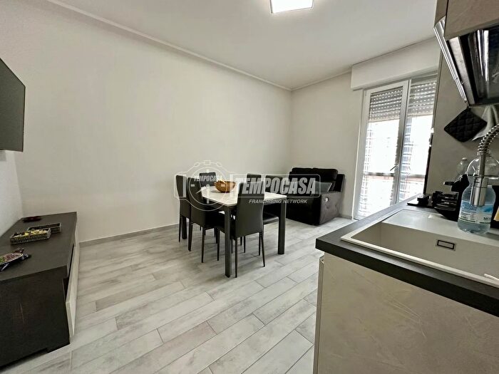 Appartamento trilocale in vendita in Via Alfonso Casati, Usmate Velate