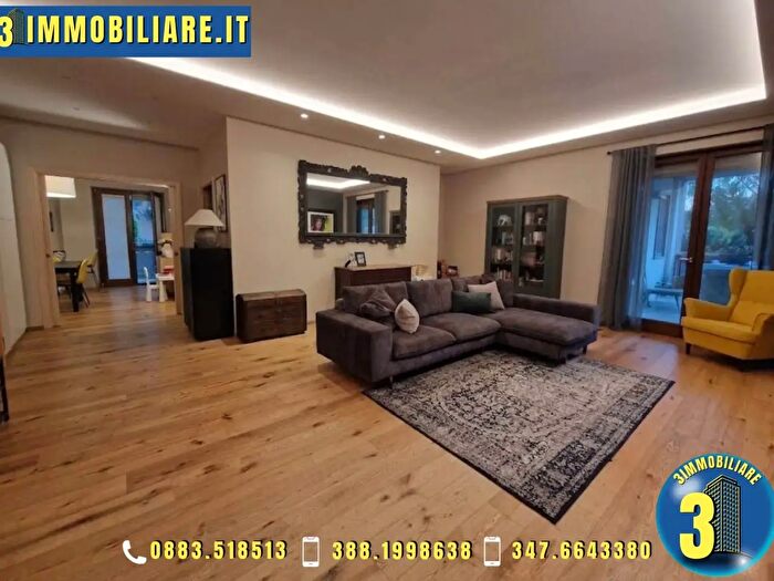 Appartamento con 8 locali in vendita in Trani