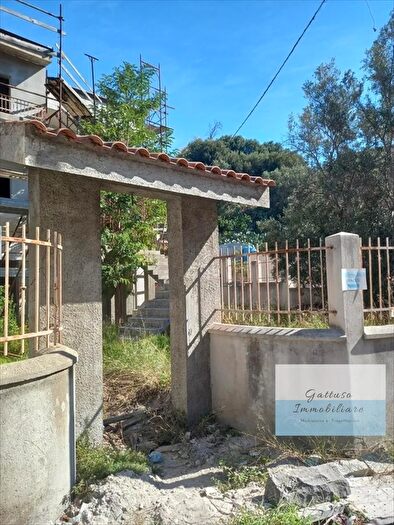 Casa con 10 locali in vendita in Reggio Calabria