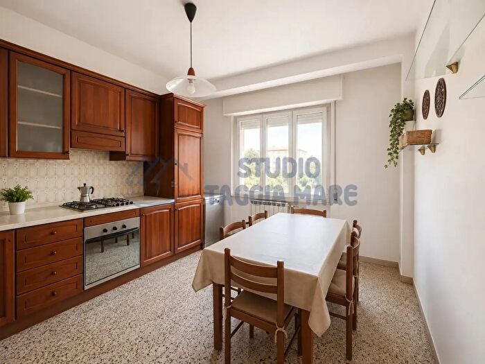 Appartamento trilocale in vendita in Strada Statale, Riva Ligure