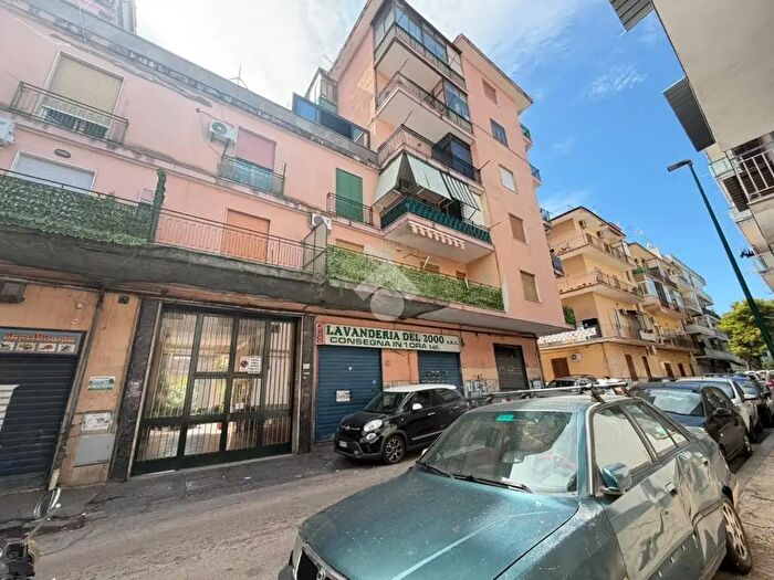 Appartamento trilocale in vendita in Via Primo Alfano, Napoli