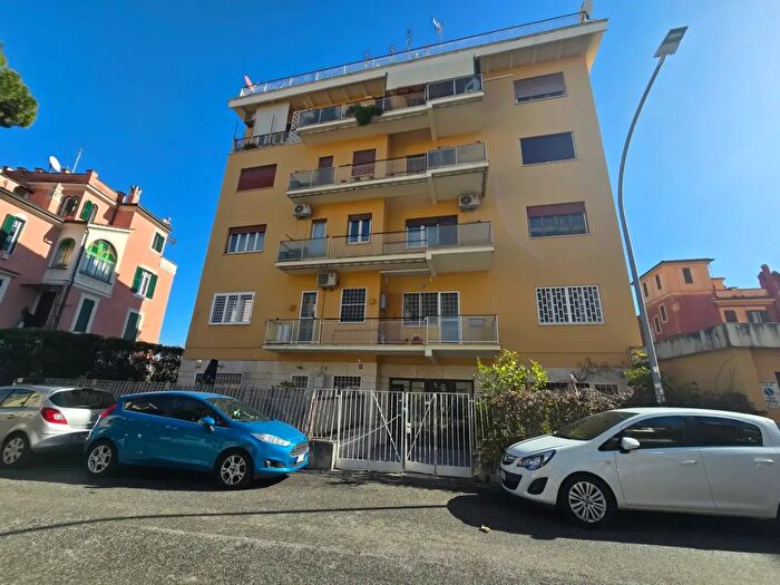 Appartamento trilocale in vendita in Via della Cisa, Roma