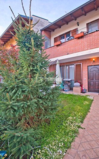 Casa quadrilocale in vendita in Galliate