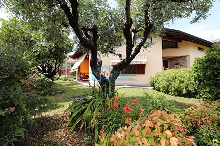 Casa con 9 locali in vendita in Via del Fante, Capriolo