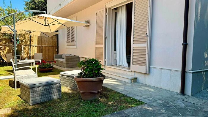 Casa con 15 locali in vendita in Vittoria Apuana Forte dei Marmi Lucca, Forte Dei Marmi