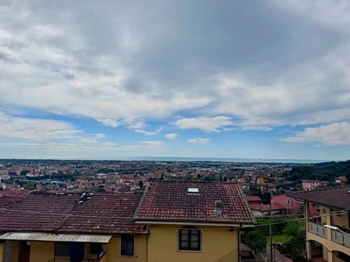 Casa con 6 locali in vendita in Massa