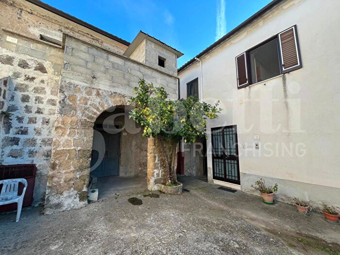 Casa con 8 locali in vendita in Via Gorizia, Alvignano