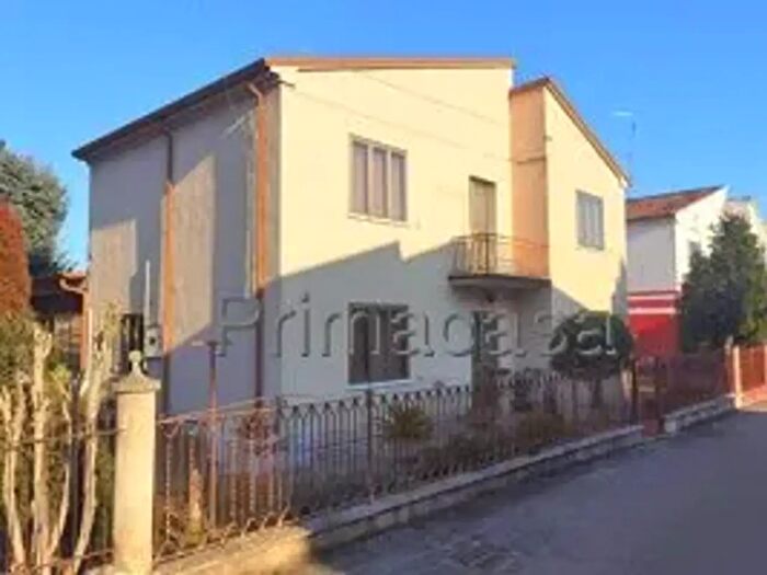 Casa con 9 locali in vendita in Via Puccini, Cerea