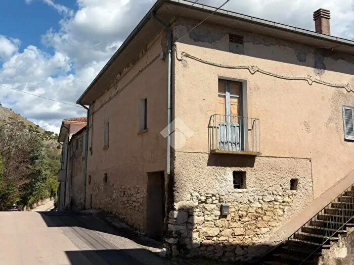 Casa quadrilocale in vendita in Via Santa Lucia, Cervaro