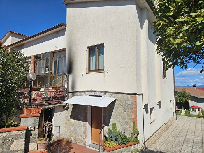 Casa con 7 locali in vendita in Via Campo Boario, Castiglione Del Lago