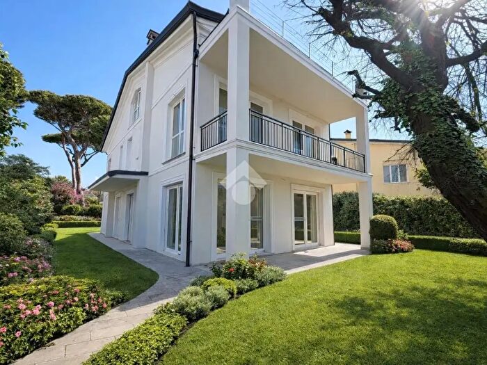 Casa con 8 locali in vendita in Via Gioacchino Rossini, Massa