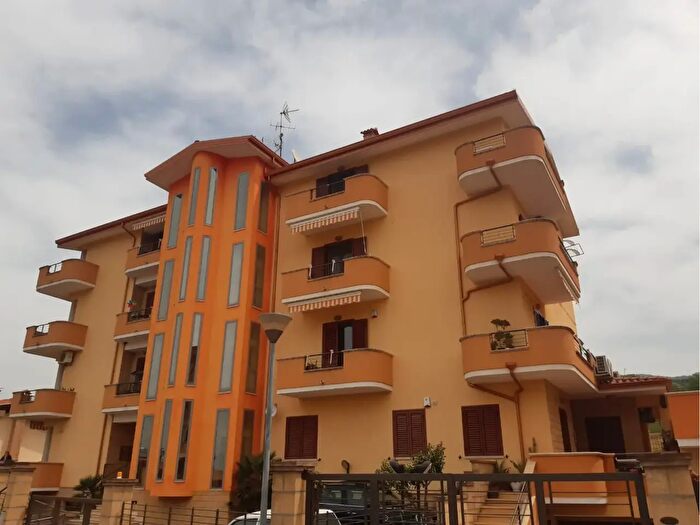 Appartamento quadrilocale in vendita in Contrada Varrolate, Rose