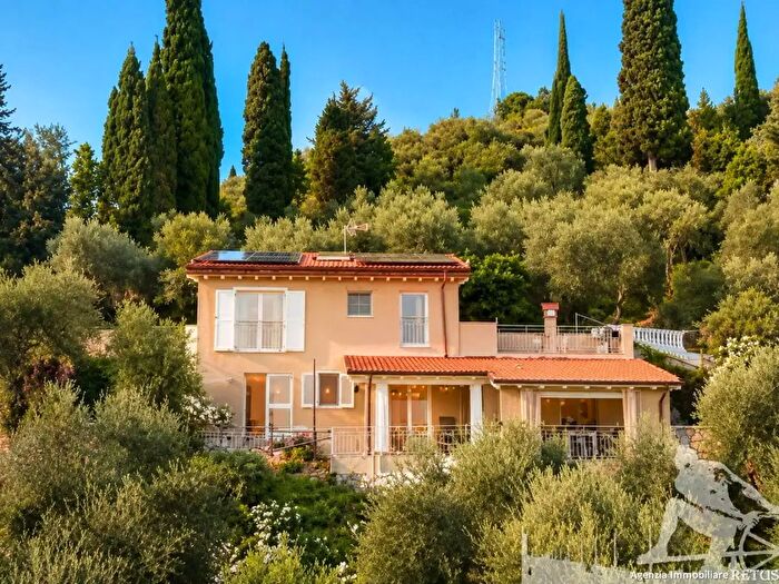 Casa con 6 locali in vendita in Camaiore